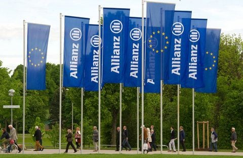 Fahnen der Allianz wehen in München vor der Olympiahalle. Nach einem Gerichtsurteil haben zahlreiche Kunden der Allianz Lebensversicherung, die ihre Lebensversicherung in den vergangenen Jahren vorzeitig gekündigt haben, Anspruch auf mehr Geld. (FOTO: DPA)