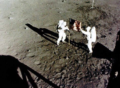 Das Bild der NASA vom 20.07.1969 zeigt die US-Astronauten Neil Armstrong und Edwin E. Aldrin beim Aufstellen der US-Flagge auf dem Mond. (FOTO: DPA)