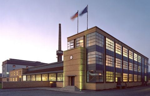 Klare Architektur der Moderne: Das Gebäude des Fagus-Werks in Alfeld (Niedersachsen) wurde von Bauhaus-Gründer Walter Gropius (1883 bis 1969) entworfen. (FOTO: DPA)