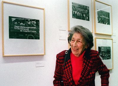 Fotografin und Schriftstellerin Gisele Freund besucht ihre Austellung «Gisele Freund: Fotografien - Frankfurt am Main 1932» (FOTO: DPA)