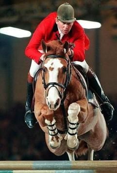 Nick Skelton nimmt bei einem früheren Turnier in Bordeaux auf seinem Pferd Virtual Village Zalza eine Hürde. (Foto: dpa)