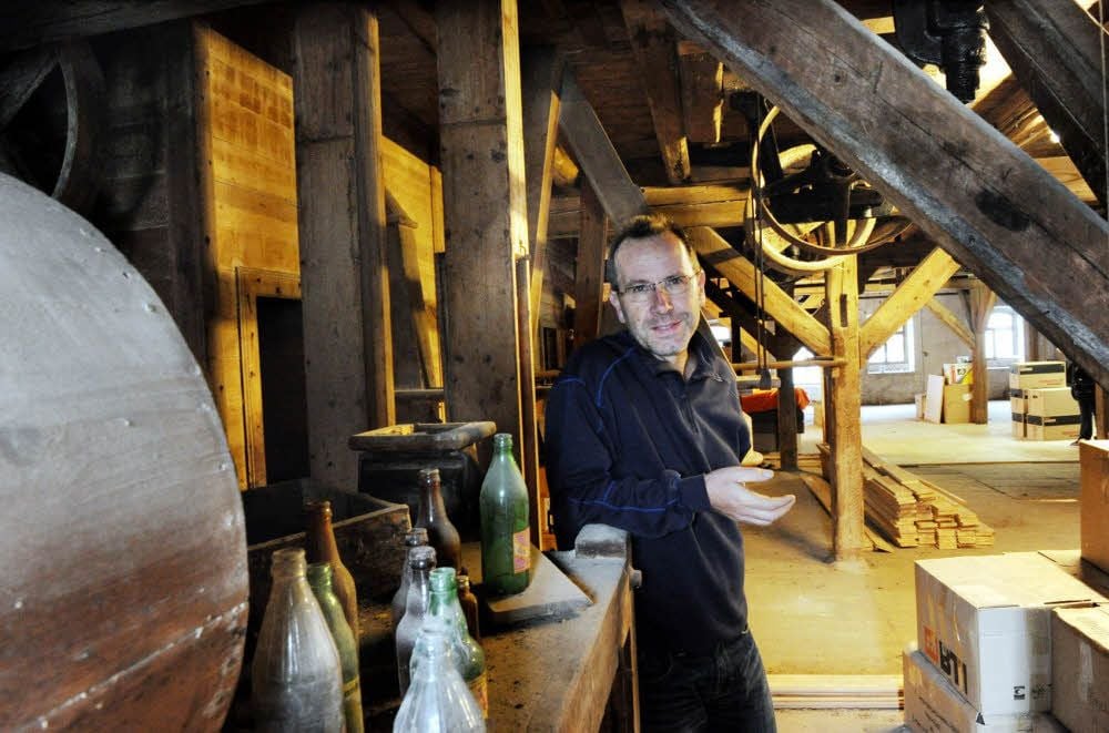 Dirk Jangel in der alten Mühle in Gerbstedt. Er sucht Zeitzeugen, die etwas über die Geschichte des Gebäudes erzählen können.