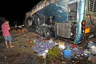 Insgesamt saßen 64 Touristen im Fahrzeug, vor allem Niederländer, aber auch Deutsche und Briten. (FOTO: DPA)