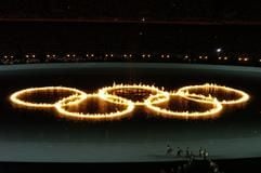 Brennende Olympische Ringe im Stadion. (Foto: dpa)