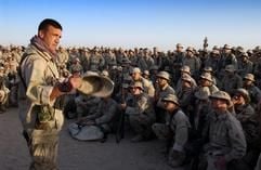 Der amerikanische General Mortenson, vor US-Marines im Norden von Kuwait (Foto: dpa)