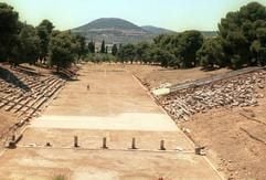 Das Foto vom 22.07.2003 zeigt das historische Stadion in Epidaurus. Die antike Sportstätte wurde im fünften Jahrhundert vor Christus errichtet. (Foto: dpa)