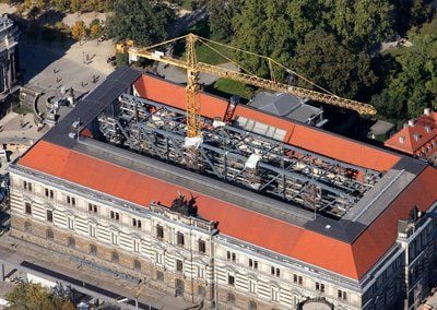 Die Luftaufnahme zeigt das Dresdner Albertinum, über dessen Innenhof in 12 Metern Höhe die Werkstätten der Staatlichen Kunstsammlungen und das hochwassersichere Kunstschätze-Depot entstehen. (FOTO: DPA)