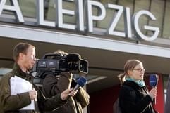 Journalisten stehen vor beginn der ersten Gläubigerversammlung der insolventen Leipzig-West AG am Montag (27.11.2006) vor der Arena in Leipzig. Gut 500 Anleger erschienen zur Versammlung, ursprünglich ging der Insolvenzverwalter von etwa 8000 Teilnehmern aus. (Foto: dpa)