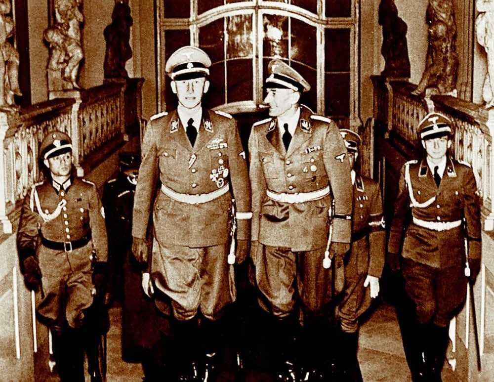 Die „blonde Bestie“ Reinhard Heydrich (2. v. l.) als Abgesandter Hitlers für Böhmen und Mähren im September 1941 in der Prager Burg