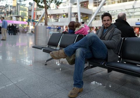 Der aus der Fernsehserie Bachelor bekannte Jan Kralitschka wartet am 14.02.2013 in Düsseldorf (Nordrhein-Westfalen) in der Abflughalle des Flughafens auf seinen Flug. Am Düsseldorfer Flughafen sind die Beschäftigten der Sicherheitskontrolle am frühen Donnerstagmorgen in den Streik getreten. (FOTO: DPA)