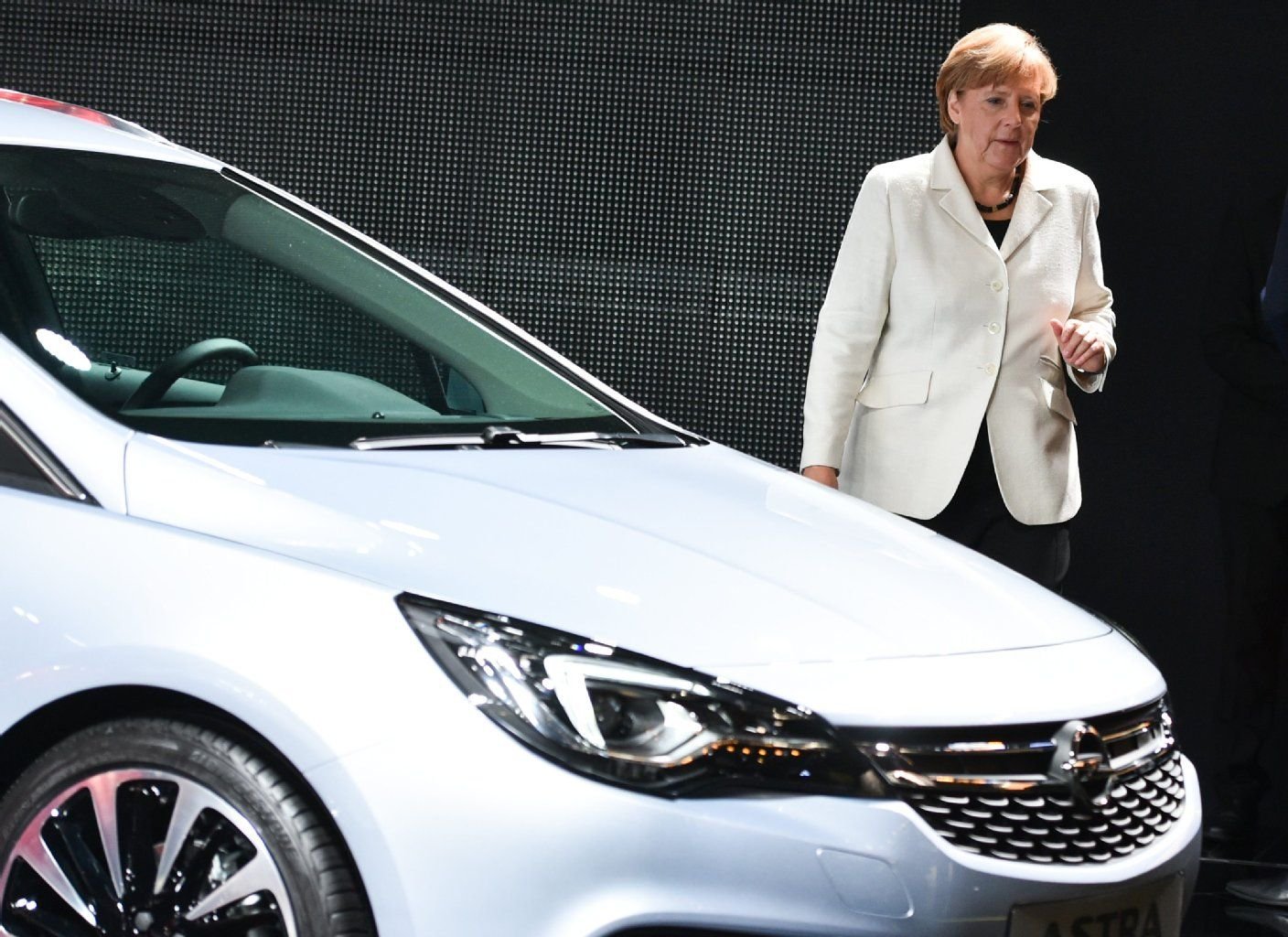 Passt farblich: Opel-Designer hatten den Astra nach Merkels Ankunft rasch im Airbrush-Verfahren umgefärbt.