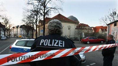 Polizeibeamte sperren eine Straße vor dem Hegel-Gymnasium in Magdeburg ab. (FOTO: DDP)