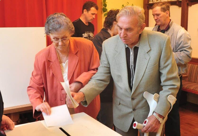 Adolf Bäck beginnt seinen 80. Geburtstag im Wahllokal.