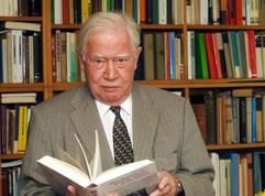 Der Historiker Hans Mommsen aufgenommen am Donnerstag (27.10.2005) in seiner Wohnung am Starnberger See. (Foto: dpa)
