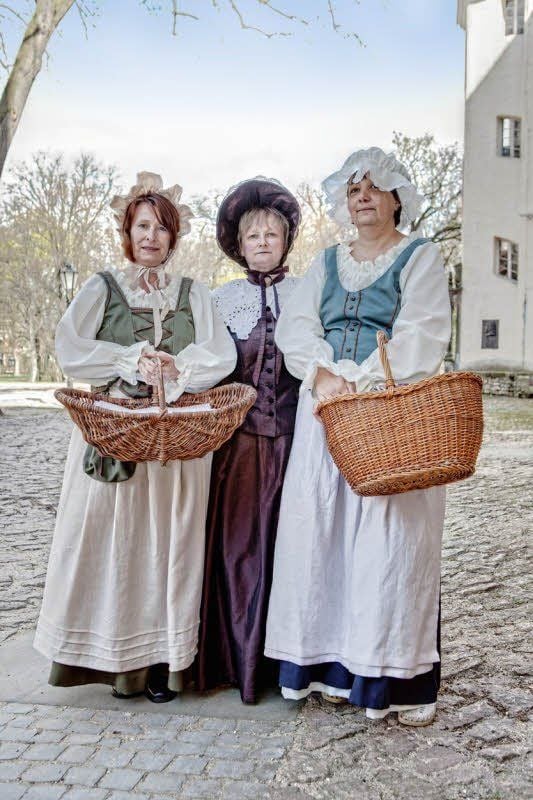Stadtführungen mit den Waschweibern Mime und Käthe und mit Benimmlehrerin Dorothea sind äußerst unterhaltsam.