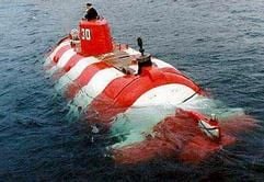 Russisches U-Boot des Types «Pris». Diese U-Boote sind speziell für die Bergung von anderen Schiffen unter Wasser gebaut. Den offiziellen Angaben nach war das 13,5 Meter lange Mini-U-Bootvom Typ Pris am Donnerstag bei einer Übung in der Berjosowaja-Buchtetwa 70 Kilometer südlich der Stadt Petropawlowsk-Kamtschatskigesunken. Die Schraube habe sich in einem Schleppnetz verfangen,sagte der Kommandeur der russischen Pazifikflotte, Admiral ViktorFjodorow. (Foto: dpa)