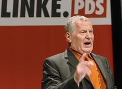 Mit erhobenem Zeigefinger spricht der Vorsitzende der Linkspartei.PDS, Lothar Bisky, am Freitag (15.06.2007) auf dem letzten Parteitag in Berlin. (Foto: dpa)