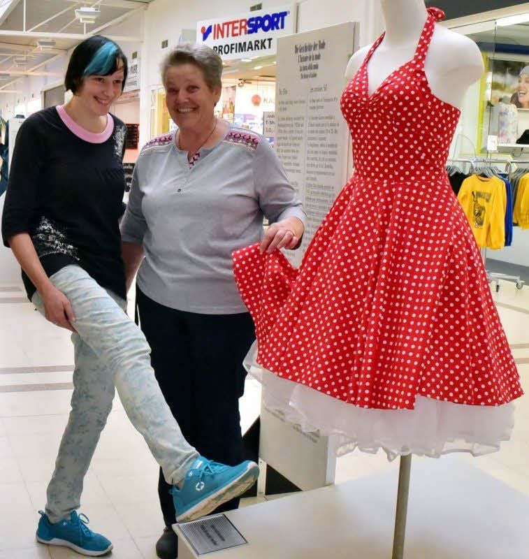 Finden das gepunktete Kleid mit Petticoat aus den 1950er Jahren todschick: Lisa und Iris Trillhose (v. li.)