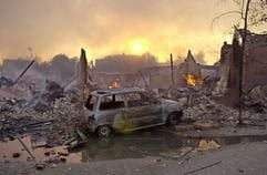 Blick auf einen zerstörten Straßenzug im Stadtviertel Roombeek von Enschede kurz nach der Explosion am 13. Mai 2000. In der niederländischen Stadt werden am Freitag die Flaggen wieder halbmast gesetzt. (Foto: dpa)
