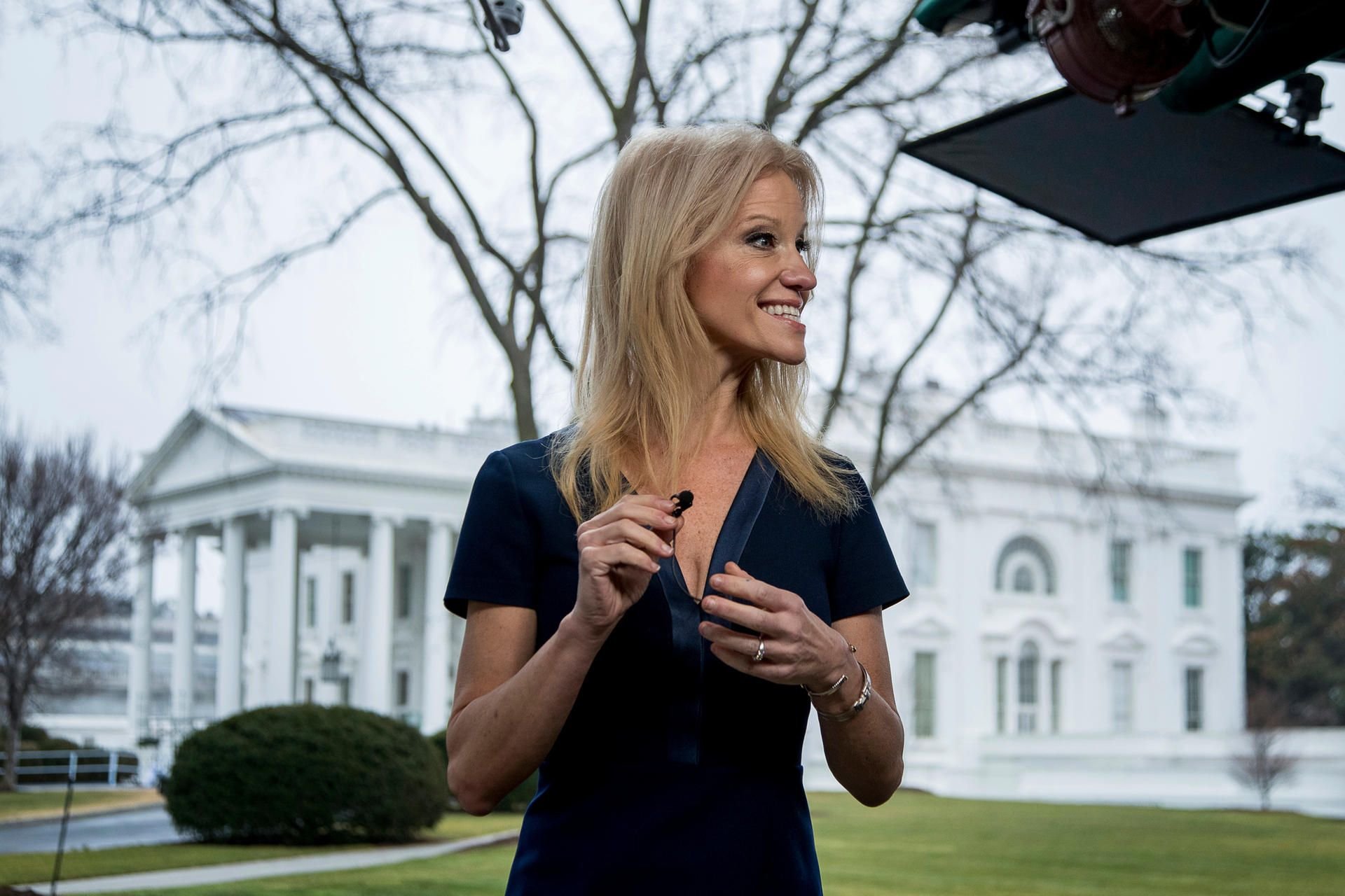 Die Beraterin von US-Präsident Trump, Kellyanne Conway, bereitet sich in Washington (USA) vor dem Weißen Haus auf einen Live-Auftritt im US-amerikanischen Fernsehen vor.