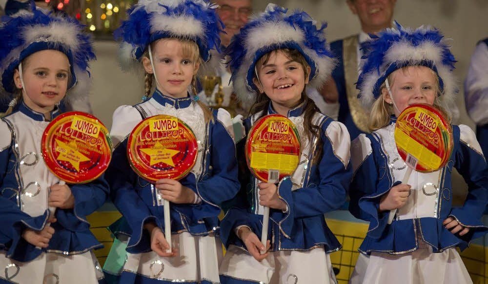 Für die Mädchen der Minigarde in ihren neuen Kleidern gibt es nach den Tänzen statt der Faschingsorden riesige Lolli-Lutscher.