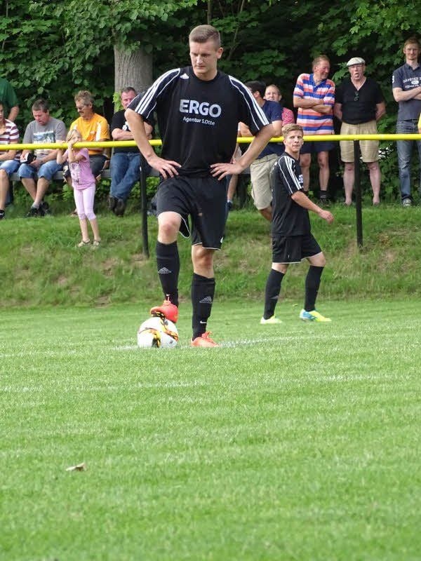 Denny Peinl und der FSV Drohndorf/Mehringen (im Hintergrund: Günter Ebers) gastieren am Sonntag beim SV Blau-Weiß Pretzien.