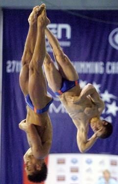 Probleme gleichmäßig zu springen haben die deutschen Wasserspringer Andreas Wels (l) und Tobias Schellenberg am Dienstag (11.05.2004) bei den Schwimm-Europameisterschaften in Madrid während ihres Sprungs beim Finale im Synchronspringen vom Drei-Meter-Brett. Die Favoriten erreichten nur den sechsten Platz, Europameister wurde Italien. (Foto: dpa)