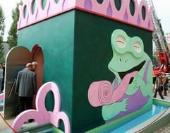 Passanten nehmen in Plochingen (nahe Esslingen) ein von dem Künstler Tomi Ungerer gestaltetes Toilettenhäuschen in Augenschein. (Foto: dpa)