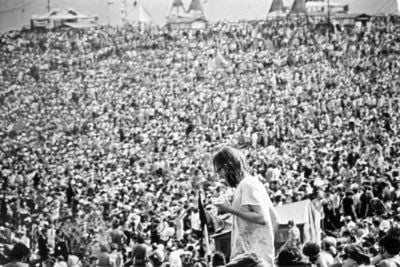 Von der Bühne hat man wohl den besten Blick auf die Zuschauermassen des legendären Musikfestivals Woodstock in Bethel bei New York. Fast 500 000 Menschen treffen sich 1969 auf einer Bauernwiese, um drei Tage lang Musik zu hören und «Love and Peace» zu feiern. (FOTO: DPA)