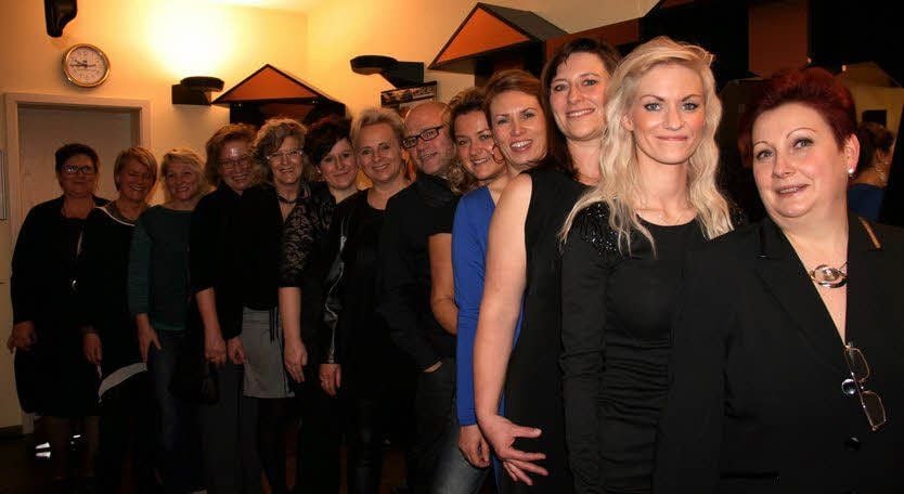 Das Team von Corinna Milbradt (7.v.l.) präsentiert gemeinsam mit Starcoiffeur Wilfried Pflüger die Models im neuen Look.