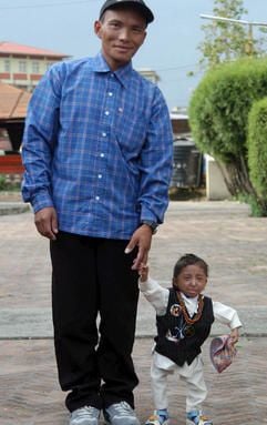 Khagendra Thapa Magar (r.) kam 1992 im Baglung District zur Welt, etwa 220 Kilometer westlich der Hauptstadt Kathmandu. Im Alter von elf Jahren hörte der Junge ganz auf zu wachsen. (Foto: dpa)