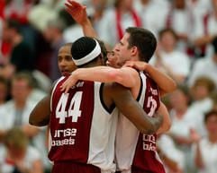 Die Bamberger K'Zell Wesson und Vincent Yarbrough (r) umarmen sich nach dem 77:74 Sieg. (Foto: dpa)