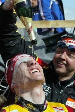 Trainer Jochen Behle übergießt seinen Schützling Rene Sommerfeldt, der zwei Weltcups gewonnen, hat mit Sekt. (Foto: dpa)