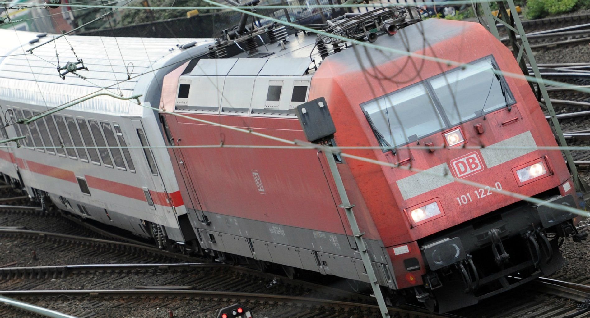 Ein Intercity fährt durch den Magdeburger Bahnhof.