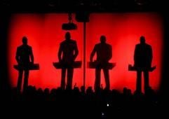 Die Band «Kraftwerk» bei einem Auftritt auf dem 39. Montreux Jazz Festival in Montreux, Schweiz (Foto: dpa)