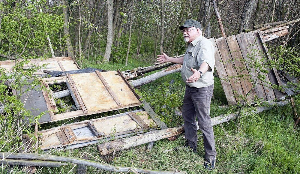 Walter Schwiersch vor seiner zerstörten Jagdkanzel: „Ich habe so etwas noch nie erlebt“, sagt der Gräfenhainichener.