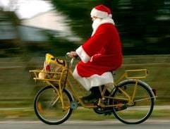 Per Fahrrad kommt der Weihnachtsmann ins brandenburgische Himmelpfort. (Foto: dpa)