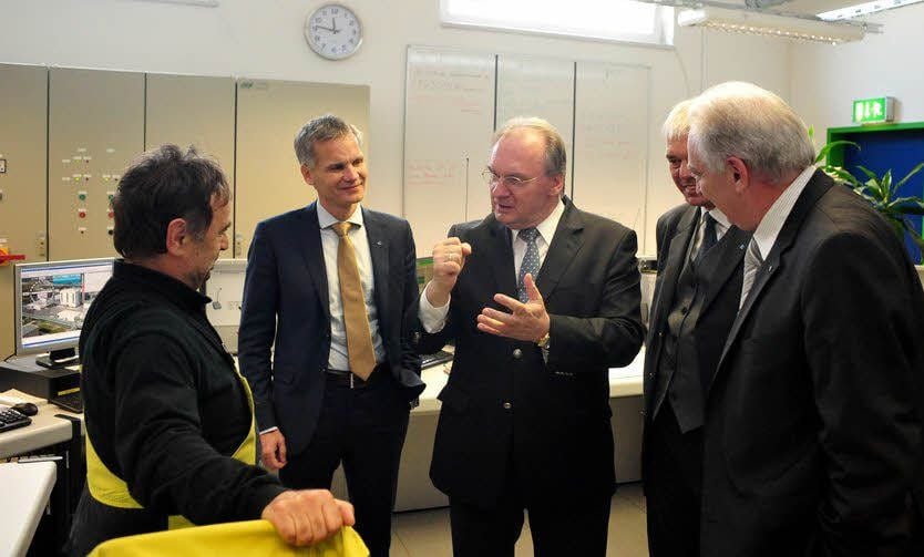 Ministerpräsident Reiner Haseloff (Mitte) besucht die Messwarte der Piesteritzer Melamin-Anlage.