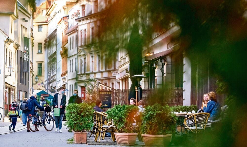 Entspanntes Sitzen in Cafés oder Restaurants, wie hier auf der Barmeile in der Kleinen Ulrichstraße, wird es im November nicht geben.