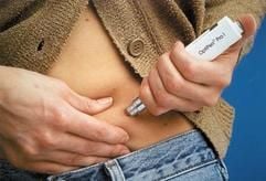 Eine Diabetikerin spritzt sich Insulin. (Foto: dpa)
