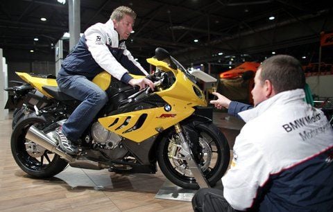 Dennis Neumann (l) und Heiko Arnert fachsimpeln über eine BMW S 1000 RR auf der Motorradmesse Leipzig. (FOTO: ZB-FUNKREGIO)