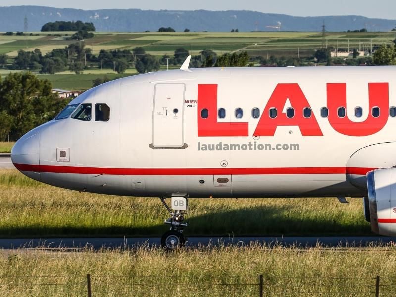 Ein Airbus A320 der Fluggesellschaft Laudamotion rollt am Flughafen zum Start. Foto: Christoph Schmidt/dpa