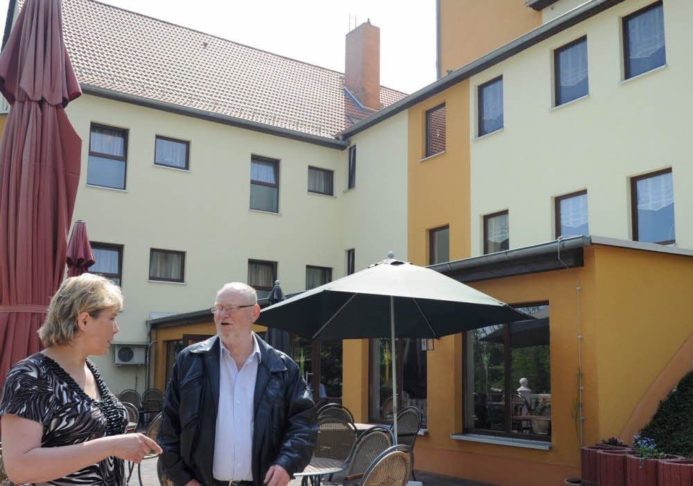 Steffi Kabelitz und Peter Polky stehen vor dem Vorbau, auf dem der Wintergarten gesetzt werden soll.