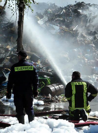 Feuerwehrleute löschen in Naundorf.
