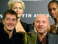 Die italienischen Modedesigner Domenico Dolce (r) und Stefano Gabbana (l) posieren in New York mit ihrem Parfüm «Sicily» (Archivfoto vom 30.10.2003). (Foto: dpa)