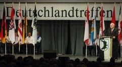 Der Ministerpräsident von Sachsen, Georg Milbradt (r), spricht am Sonntag (22.05.2005) auf dem Deutschlandtreffen der Landsmannschaft Ostpreußen in Berlin. (Foto: dpa)