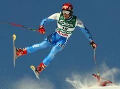 Der italienische Skialpine Massimiliano Blardone nimmt im Februar 2003 eine Bodenwelle. (Foto: dpa)