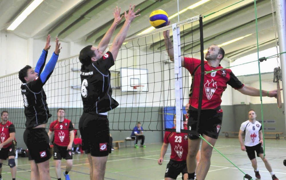 Motor-Angreifer Bork Immisch (rechts) schaut genau, wie er den Ball gegen Wolfen im Feld versenken kann.