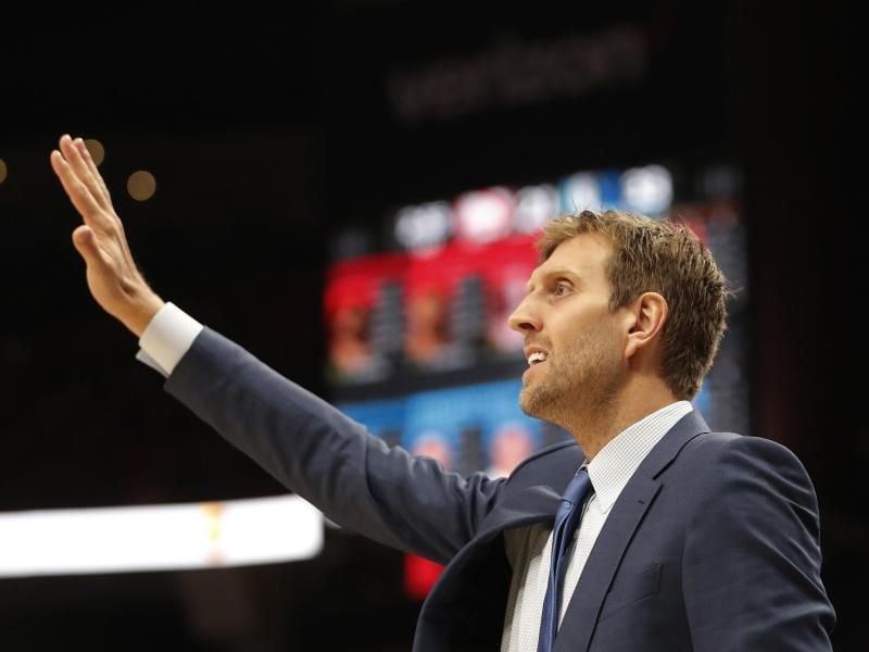 Dirk Nowitzki kann den Dallas Mavericks derzeit nicht auf dem Parkett helfen. Foto: John Bazemore/AP