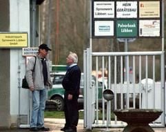 Blick auf den Betriebseingang der Firma Spreewerk im brandenburgischen Lübben (Dahme-Spreewald):. Bei der Explosion eines Munitionsbunkers auf dem Firmengelände sind am Dienstag vier Menschen ums Leben gekommen. (Foto: dpa)
